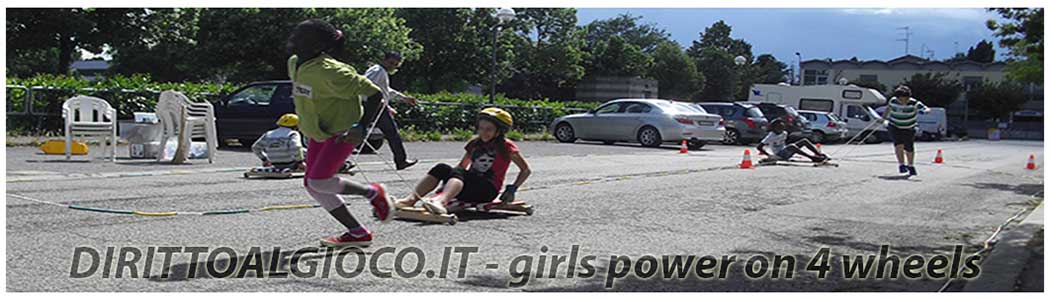 ragazze al gioco con i carrettini  in strada