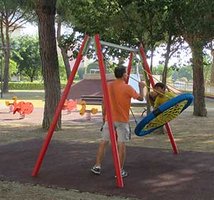 giocare all'area giochi inclusiva di Ipazia Ravenna