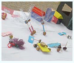 display di giocattoli realizzati da bammbini in un doposcuola arci