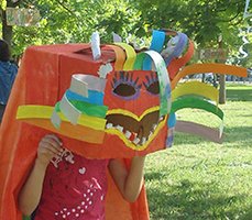 mascheroni di cartone e lenzuola risorsa ludica costruita a scuola per la festa, per tutti