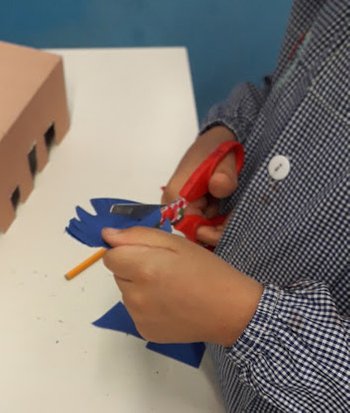 ritagliare parti di cartoncino per incollarle sulla scatola a motivo decorativo